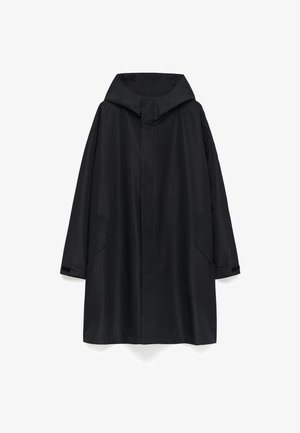 Zwarte waterdichte jas met een hoge kraag, lange mouwen en zijzakken. Gladde textuur en een losse pasvorm zonder zichtbare sluitingen.