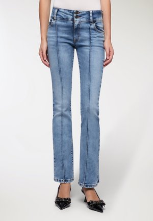 Jeans di denim azzurro chiaro con vestibilità slim e sbiaditure sottili, caratterizzati da una vita alta, chiusura con doppio bottone e dettagli cuciti lungo le gambe.
