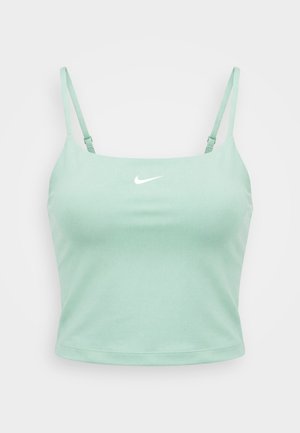 Maiou scurt Nike verde deschis, cu bretele subțiri ajustabile și logo alb Nike Swoosh centrat pe piept.