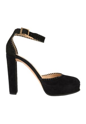 Chaussure à talon haut en daim noir avec semelle plateforme et bride de cheville équipée d'une boucle dorée et détails en point whipstitch.