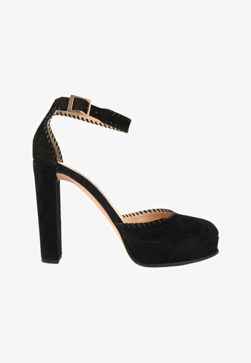 Chaussure à talon haut en daim noir avec semelle plateforme et bride de cheville équipée d'une boucle dorée et détails en point whipstitch.