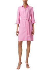 Abito rosa fino al ginocchio con colletto, maniche lunghe e vita con cintura. Realizzato in un tessuto liscio con una vestibilità comoda.