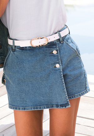 Denim-Skort in einem hellblauen Farbton mit einem Wickeldesign, ausgestattet mit goldfarbenen Knöpfen und einem weißen Gürtel mit einer runden goldenen Schnalle.