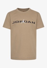 Khaki bavlněné tričko s krátkým rukávem, s černým potiskem "JORDAN" a bílou siluetou loga umístěnou pod textem.