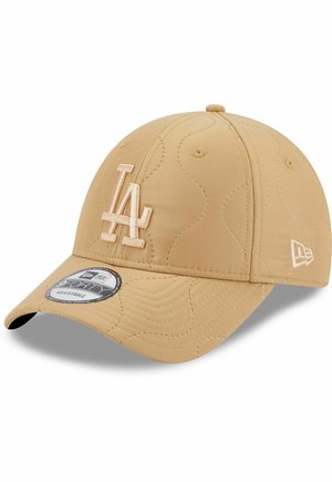 Beige Baseballcap mit gestepptem Design, besticktem „LA“-Logo auf der Vorderseite und verstellbarem Riemen. Gebogener Schirm und glatte Stoffoberfläche.