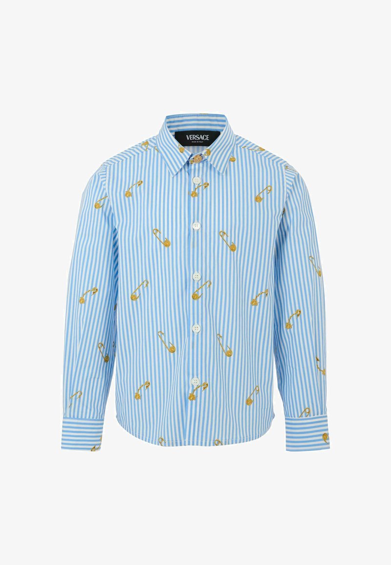 Chemise rayée bleu clair avec des motifs de épingles de sécurité dorées, col classique, manches longues et boutons blancs. Fabriquée en tissu lisse.