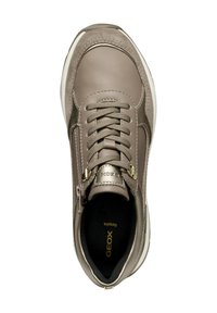 Baskets beiges avec sections en cuir et en daim, dotées d'un laçage, d'une fermeture éclair sur le côté et d'une semelle intérieure noire marquée "GEOX."