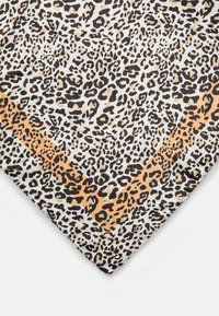 Leopardmønstret stof med en blanding af sorte, brune og beige pletter på en hvid baggrund, med en solid orange accent.