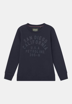 Granatowa bluza z okrągłym dekoltem, długimi rękawami i nadrukiem na przodzie z napisem „San Diego California U.S.A Petrol Ind. 395-N”.