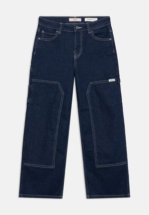 Dunkelblaue Jeans in übergroßer Passform mit vorderen und seitlichen aufgesetzten Taschen, weißer Kontrastnaht und Knopfverschluss.