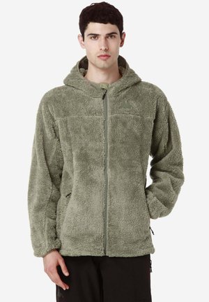 Giacca in pile verde con zip frontale, cappuccio e tasche laterali. Tessuto morbido e vestibilità rilassata, con logo sul petto.