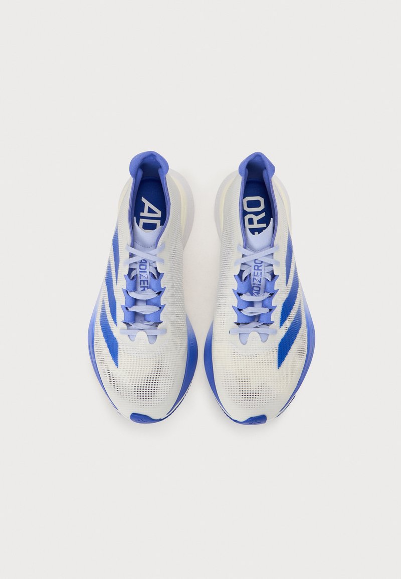Scarpe da corsa in mesh bianco con accenti blu, dotate di un design elegante, punta rotonda, lacci piatti e un marchio ben visibile sulla linguetta.