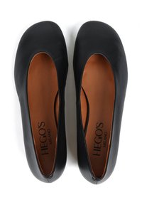 Czarne skórzane baletki z okrągłym noskiem, beżową podszewką i minimalistycznym wzornictwem. Posiadają logo na wkładce.