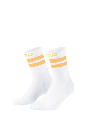 Paar weiße Sportsocken mit zwei horizontalen orangen Streifen und gelbem Text nahe dem oberen Bündchen.