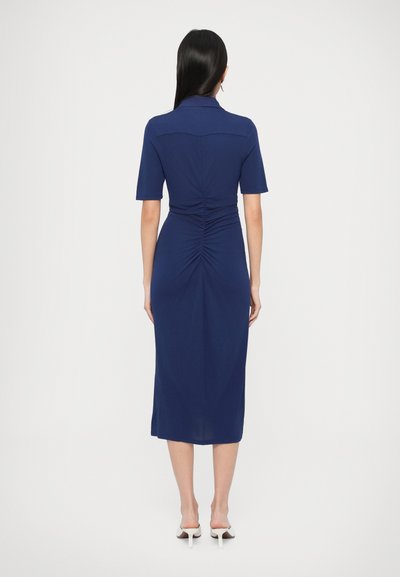 Granatowa sukienka midi z krótkimi rękawami, z dopasowaną górą i marszczeniami z tyłu, gładka w dotyku, z dołem sięgającym kolan.