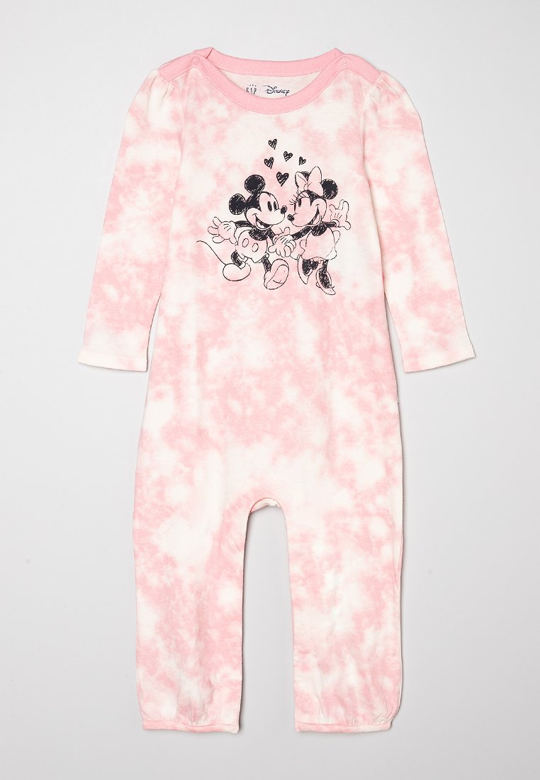Jumpsuit de manga larga en tie-dye rosa con un gráfico negro de Mickey y Minnie Mouse de la mano, con cierres a presión en el hombro.