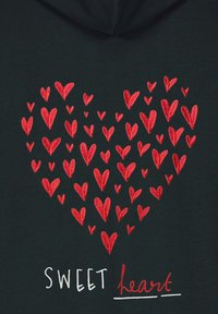 Čierna mikina s kapucňou s dizajnom srdca vytvoreného z rôzne veľkých červených sŕdc. Text "SWEET heart" je vyšitie bielou a červenou farbou.