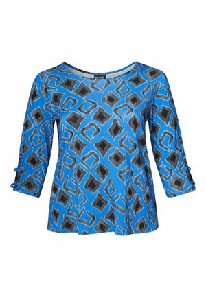 Plava majica s geometrijskim uzorkom u crnoj i sivoj boji. Rukavi do tri četvrtine s petljama i izrez u obliku čamca. Meka, teksturirana tkanina.