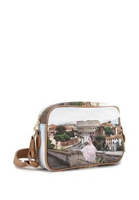 La borsa a tracolla rettangolare presenta una superficie testurizzata con una stampa panoramica di Roma, dettagli marroni e una tracolla staccabile.