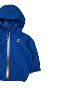 Giacca leggera impermeabile blu con cappuccio, dotata di zip frontale e dettagli a righe multicolori. Logo K-Way sul lato sinistro del petto.