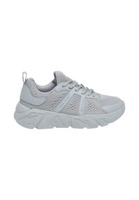 Grå atletiske sneakers med mesh-overdel og tykk såle, med merkenavnet preget på siden, sett fra siden.