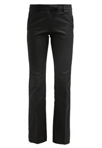 Pantalon noir sur mesure à coupe droite. Confectionné dans un tissu lisse, doté de passants pour ceinture et de poches avant.