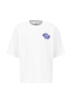 Fehér pamut póló laza fazonnal. Színes grafikával a bal mellrészen. Rövid ujjú és kerek nyakkivágású.