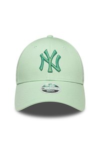 Boné de basebol ajustável em verde menta, com um logótipo NY em verde escuro em relevo, coroa arredondada e aba plana, desenhado para mulheres. Apresenta um rótulo em forma de adesivo.