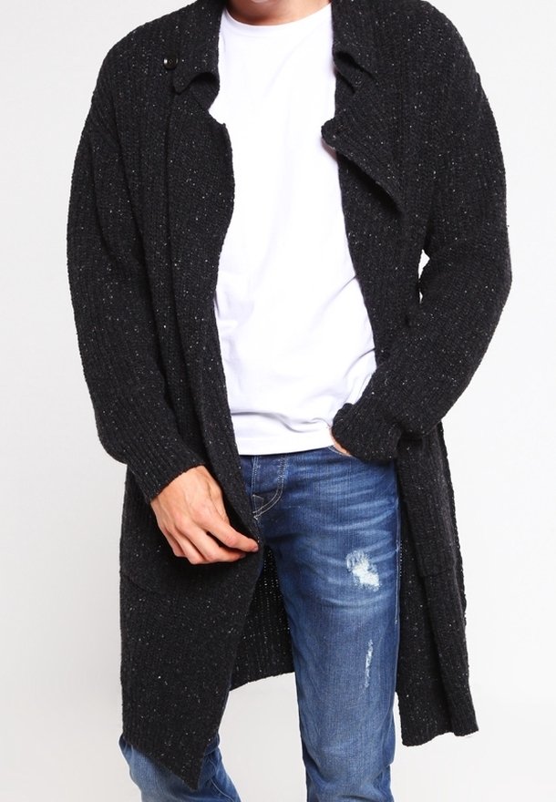 Černý texturovaný kardigan s dlouhými rukávy, otevřeným předním dílem a jemným mramorovým vzorem. Materiál vypadá příjemně a je vhodný na vrstvení přes každodenní oblečení.
