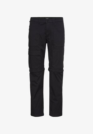 Czarne spodnie cargo wykonane z lekkiego materiału, z wieloma bocznymi kieszeniami, luźnym krojem oraz zamkiem błyskawicznym i zapięciem na guzik.