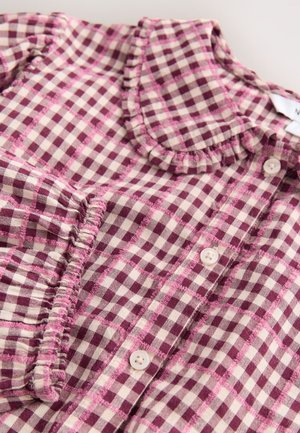 Bomuldsbluse med tern i mørkebordeaux og creme, med flæsekant ved kraven og fem knapper foran. Tekstureret stof.