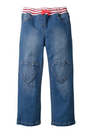 Jeans in denim blu con una cintura a righe rossa e bianca, caratterizzati da toppe a forma di cuore sulle ginocchia e dettagli standard delle tasche.