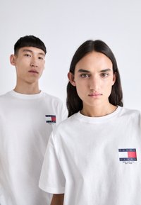 Tommy Jeans FLAG TEE UNISEX - Print T-shirt - white