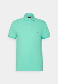 Polo shirt vert menthe en coton avec une patte de boutonnage à trois boutons, des manches courtes et un petit logo brodé sur la poitrine.