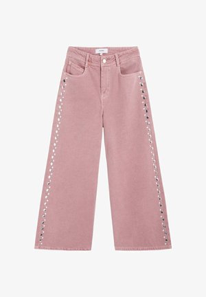 Jeans rosas de pierna ancha y cintura alta con botones delanteros, trabillas para cinturón, bolsillos y tachuelas plateadas a lo largo de las costuras laterales exteriores.