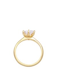 Anello d'oro con una evidente pietra preziosa trasparente incastonata in una montatura a artiglio, con una fascia liscia e arrotondata e una finitura lucida.