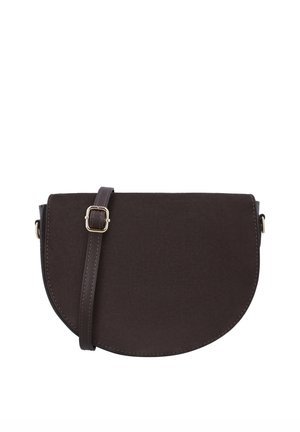 Dunkelbraune Halbmond-Crossbody-Tasche mit verstellbarem Riemen und goldener Schnalle, glatte Oberfläche, minimale sichtbare Nähte.