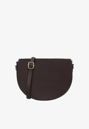 Dunkelbraune Halbmond-Crossbody-Tasche mit verstellbarem Riemen und goldener Schnalle, glatte Oberfläche, minimale sichtbare Nähte.