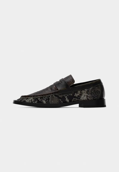 Herren-Slipper aus dunkelbraunem und schwarzem Leder mit Schlangenmuster, niedriger Absatz und Riemendetail über dem Spann.