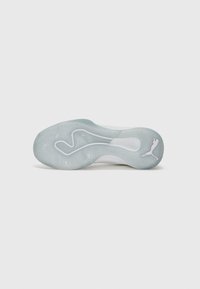 Hvid sneakersål med gennemsigtig gummi, der har et bølget traektionsmønster og en logo detaljer. Glat tekstur og strømlinet form.