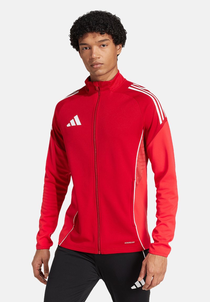 Rote Sportjacke mit durchgehendem Reißverschluss, aus glattem Stoff. Mit weißen Akzenten und drei weißen Streifen auf den Schultern.