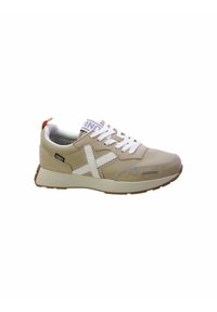 Scarpa sportiva beige con lacci bianchi, un design a croce bianca e suola in gomma. Presenta un tassello sul tallone con un accento arancione e pannelli testurizzati.