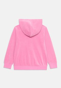 Sudadera de terciopelo rosa con capucha ajustable, mangas largas y puños acanalados. Textura suave y diseño simple sin adornos.