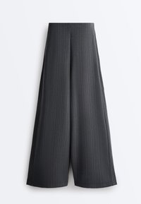 Leveälahkeiset puolipitkät housut tummanharmaana, joissa hienovaraiset pystysuorat raidat ja korkea vyötärönauha, esillä valkoista taustaa vasten.