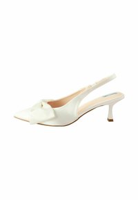 Valkoinen slingback-korkokenkä, jossa on terävä kärki, satiinipinnoite, etuosan vaateripsi, ja matala, neliömäinen korko. Avoimet sivut parantavat hengittävyyttä.