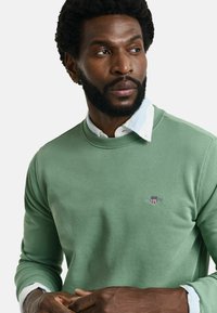GANT SHIELD C NECK - Sweater - kalamata green