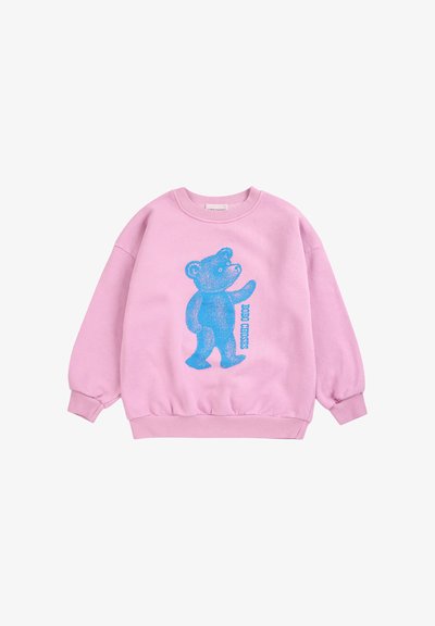 Sweat-shirt rose clair avec un motif d’ours bleu marchant et le texte "Bobo Choses" sur le devant, avec poignets et ourlet côtelés.