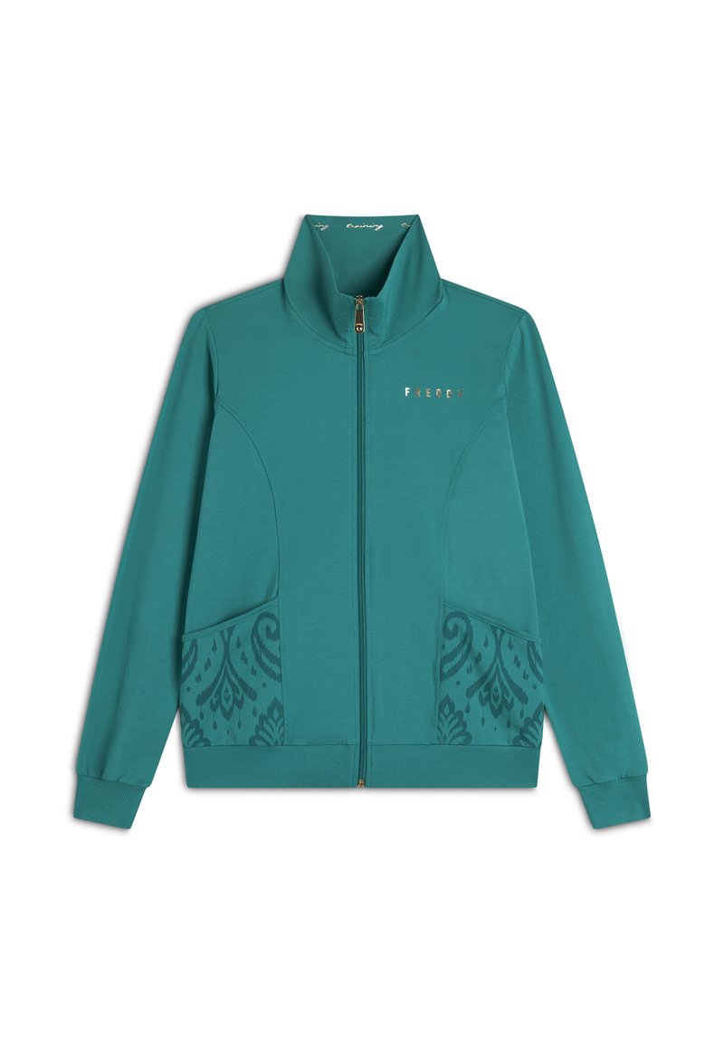 Giacca zippata teal con alto colletto, logo dorato e tasche decorate; realizzata in materiale leggero con una texture liscia.