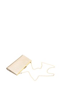 Metallinen kultainen clutch-laukku, jossa on ketjusangasta, sileä pinta, suorakulmainen muoto ja lukitus; pinnassa on hienovarainen kuvio.