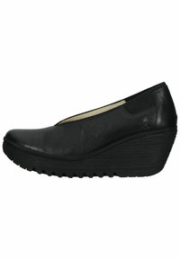 Scarpe con zeppa nere con tomaia in pelle testurizzata e pannelli elastici laterali. Presentano una suola in gomma con scanalature per trazione e stabilità.